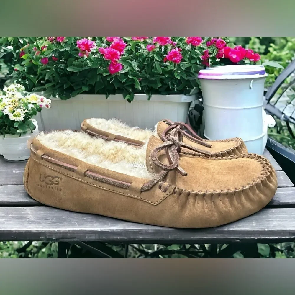 🔥🔥UGG Dakota Moccasin Slipper Water Resistant Slip on Size 6